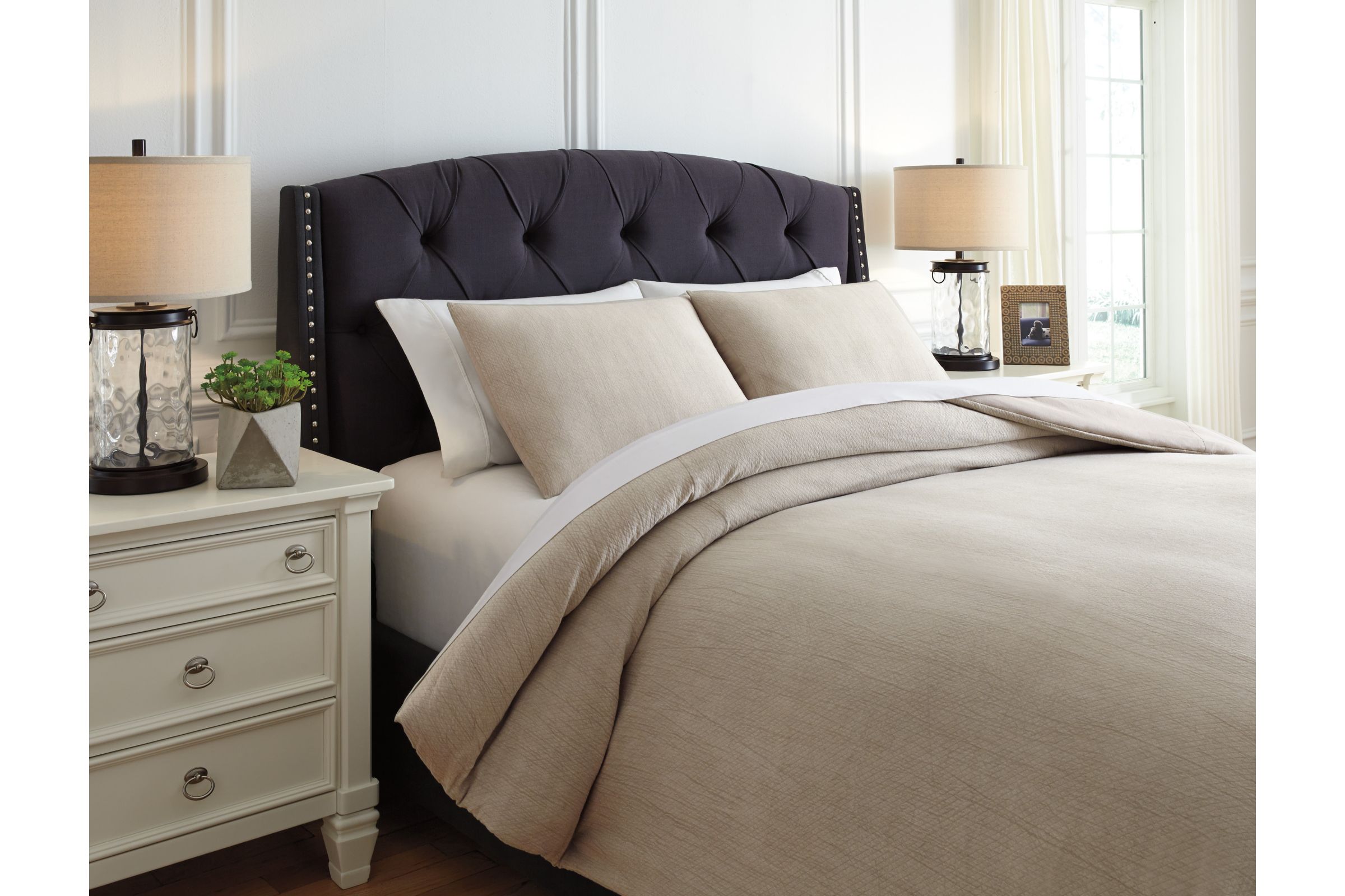 Mayda Queen Comforter Set By Ashley At Gardner White